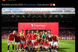好的开始！曼联官方社媒晒全队与骁龙杯冠军奖杯合影