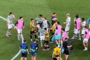 APP下载-未来切尔西队友昆代和萨特帕耶夫欧冠赛后进行问候，后者赠送球衣