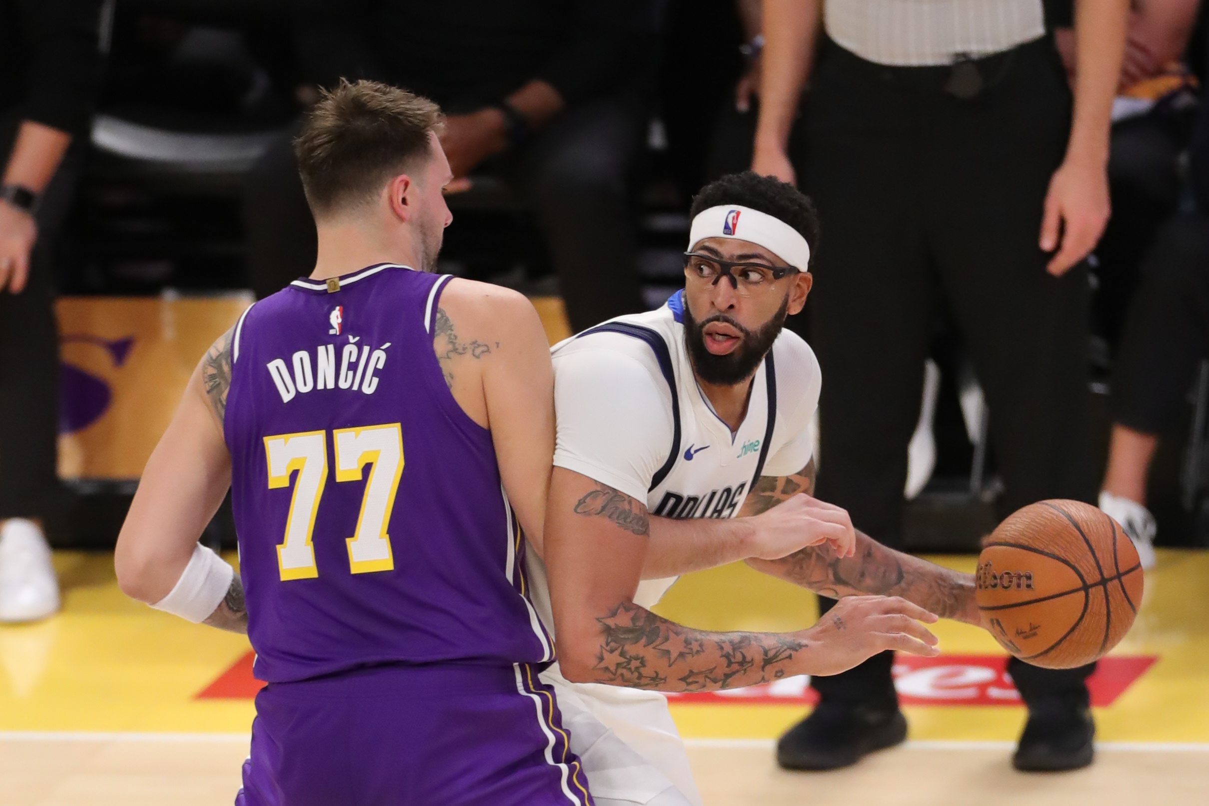 东眉交易湖人赚了吗？考辛斯：交易前后有啥区别？湖人还是老样子